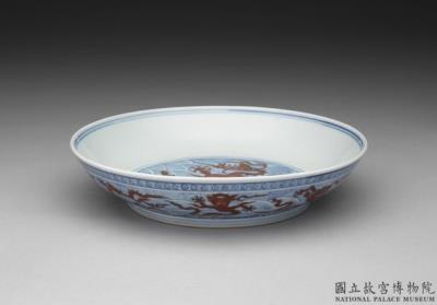 图片[2]-Dish with dragons in overglaze red and waves in underglaze blue, Qing dynasty (1644-1911)-China Archive